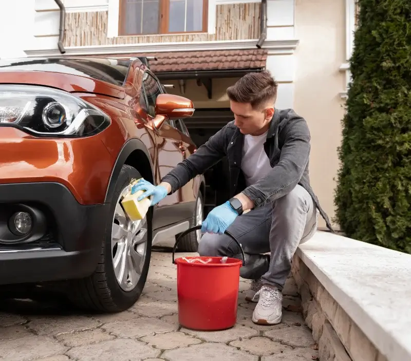 Lavage auto à domicile Péone : professionnel intervenant sur un véhicule